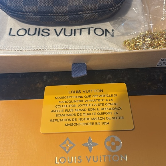 Louis Vuitton Mini Pouchette in Damier Ebene canvas. Gold color hardware. - Picture 12 of 12